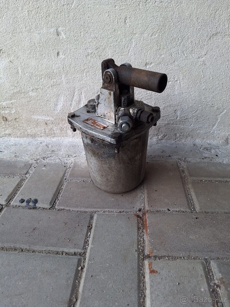 Ruční hydraulická pumpa s nádržkou