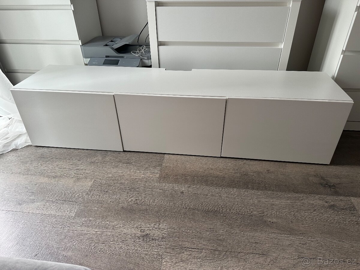 Skřiňka pod TV