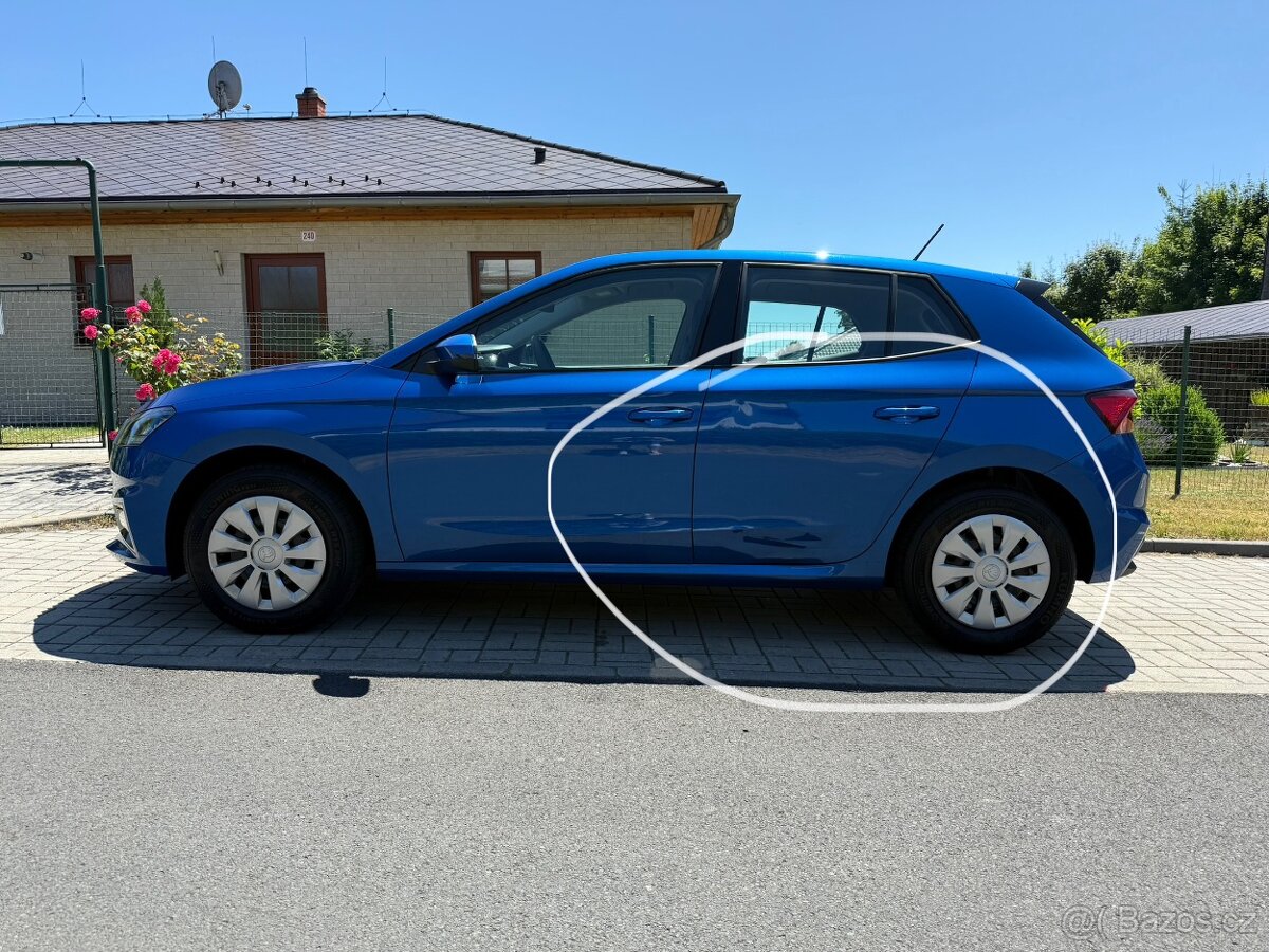 Nová Škoda Fabia 4 s lehkým poškozením. V tovární záruce.
