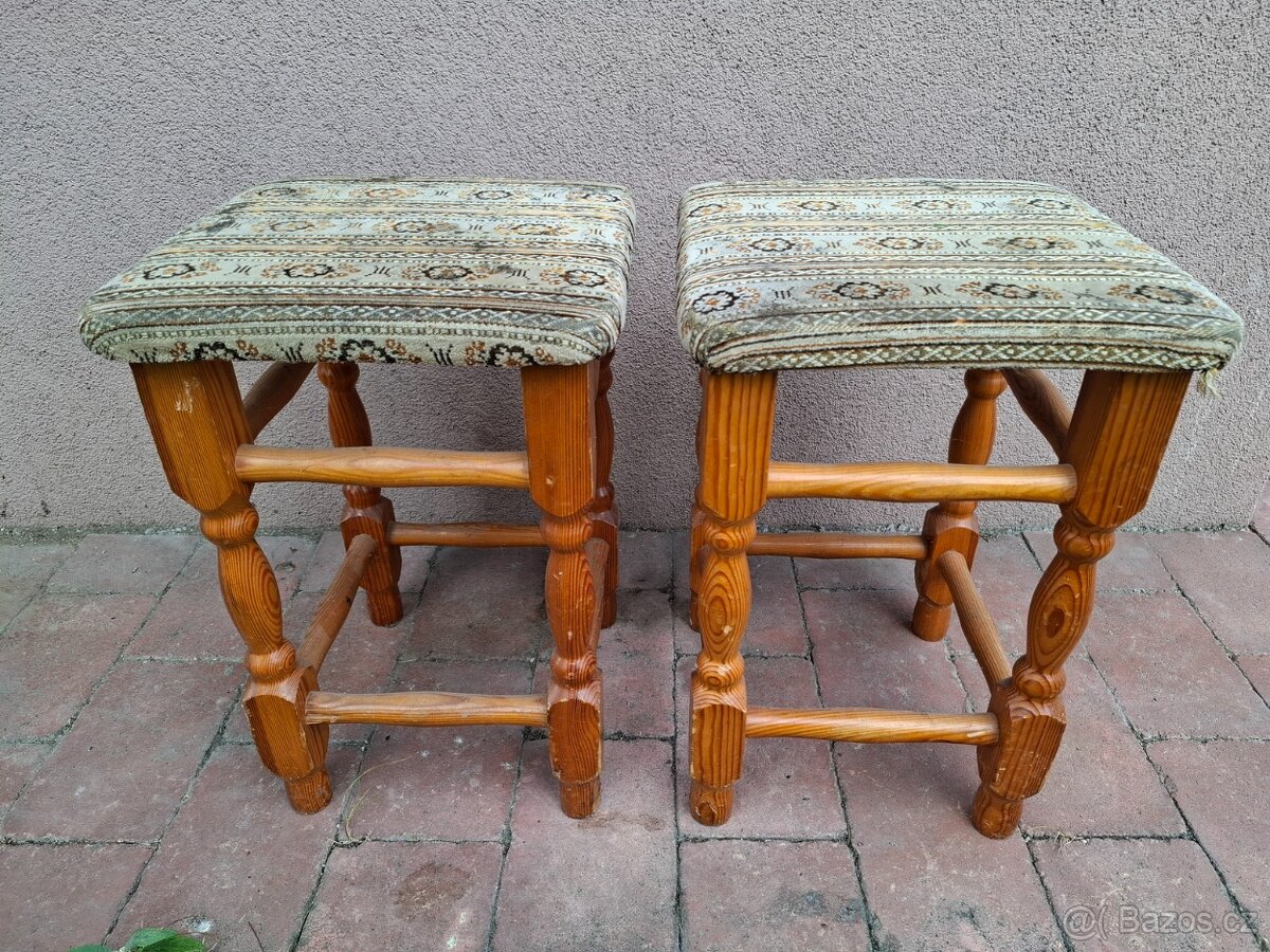 Dvě staré stoličky, taburety