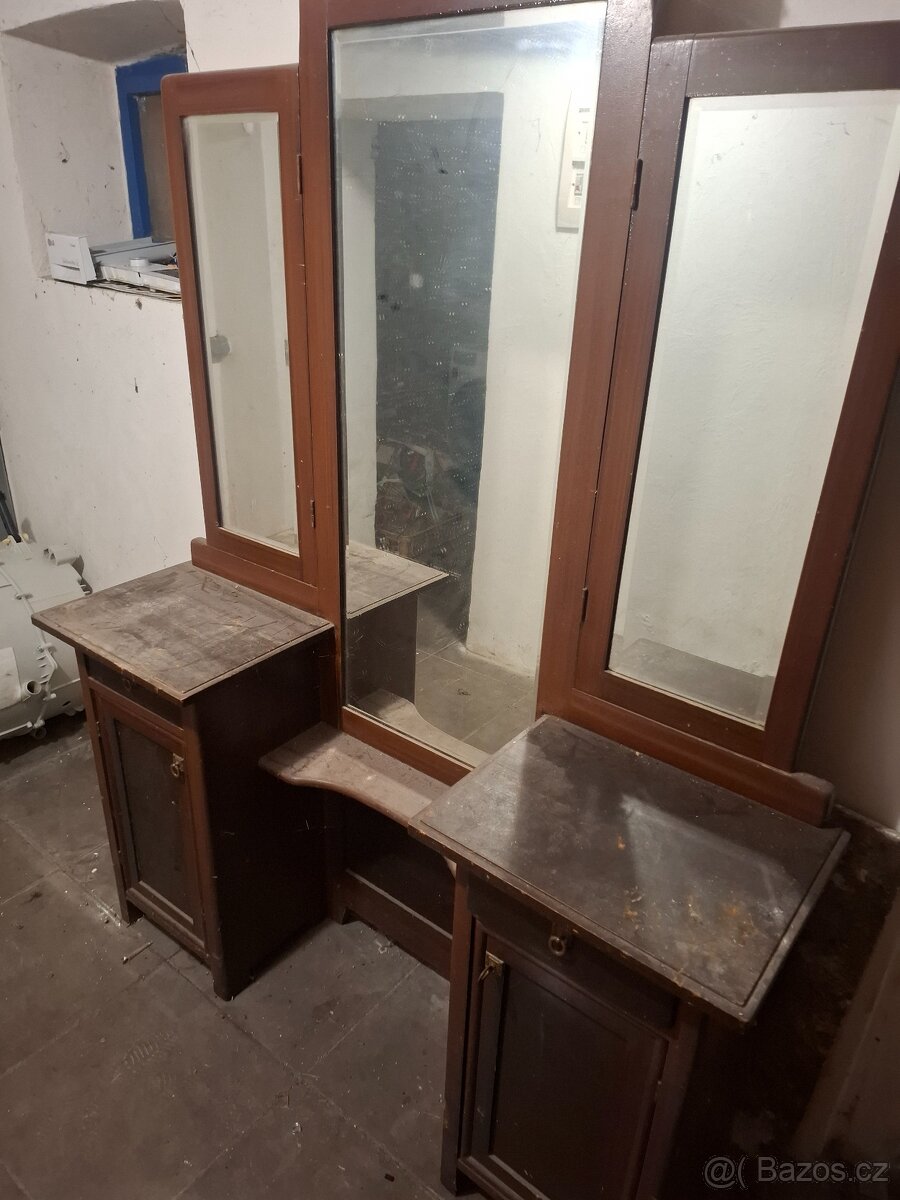 Starožitný toaletní stolek v původním stavu