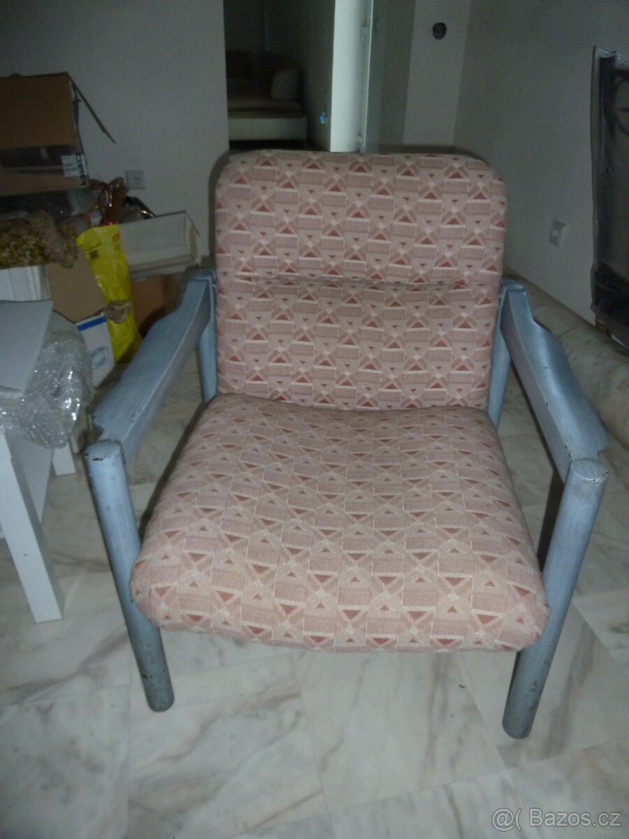 židle a pohodlné křesílko