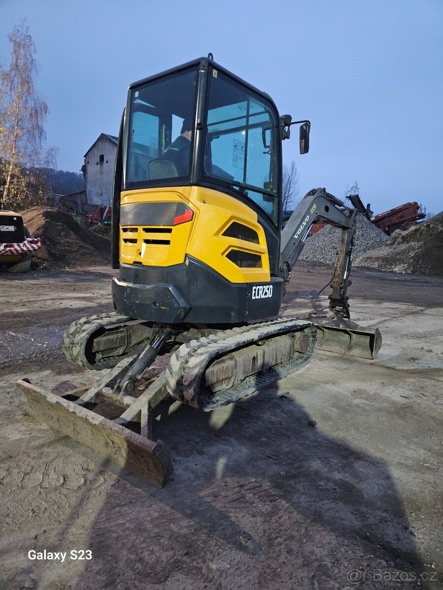 Minibagr bagr Volvo ecr25