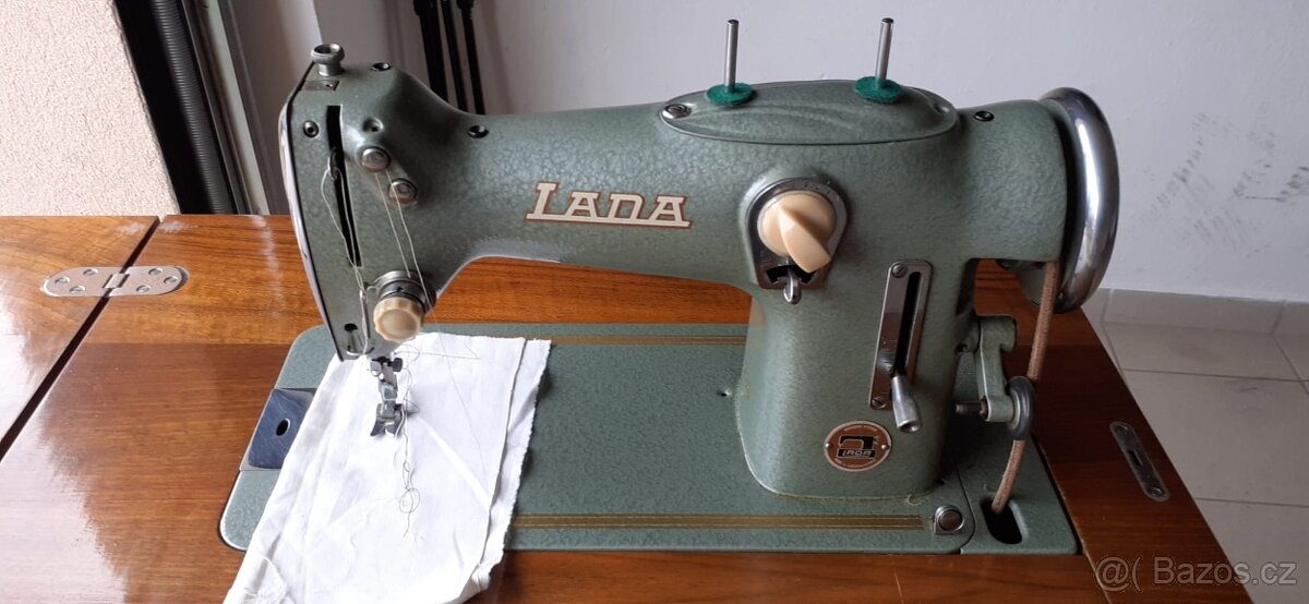 Šicí stroj zn. Lada včetně stolu