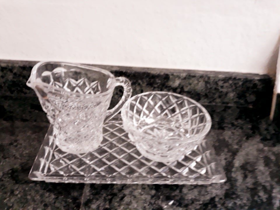 Skleněné mísy, vázy, tácy, cukřenka, konvička, popelníky,