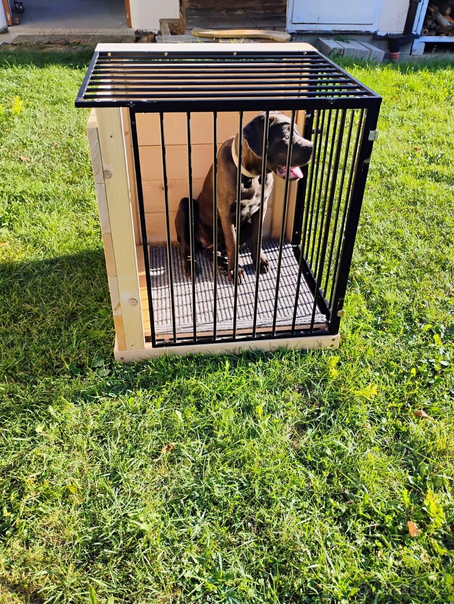 Vnitřní-interiorová odkládací klec pro psa, vyrobená na míru