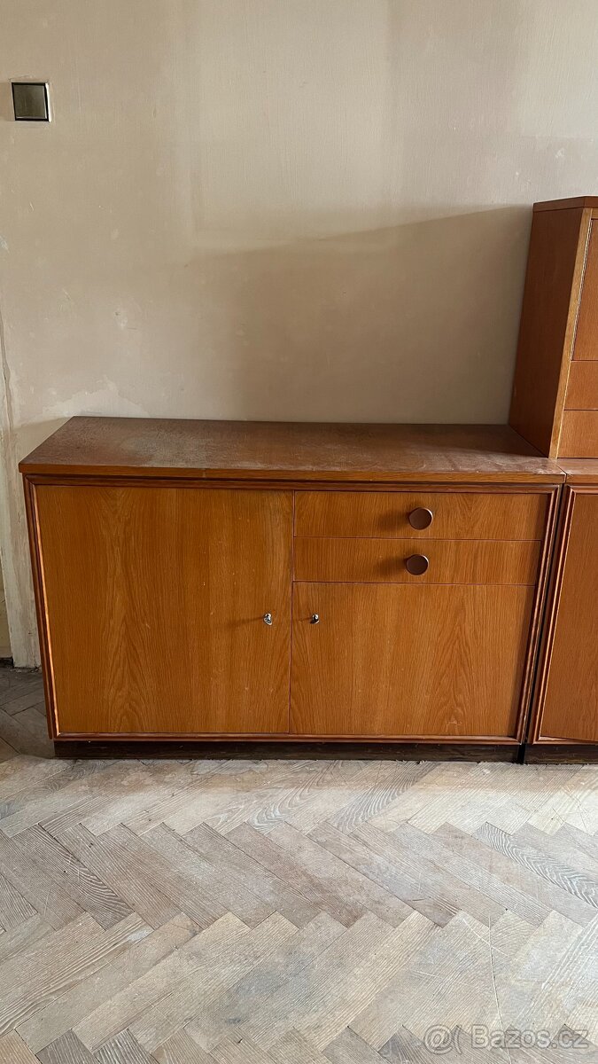 Dřevěná komoda