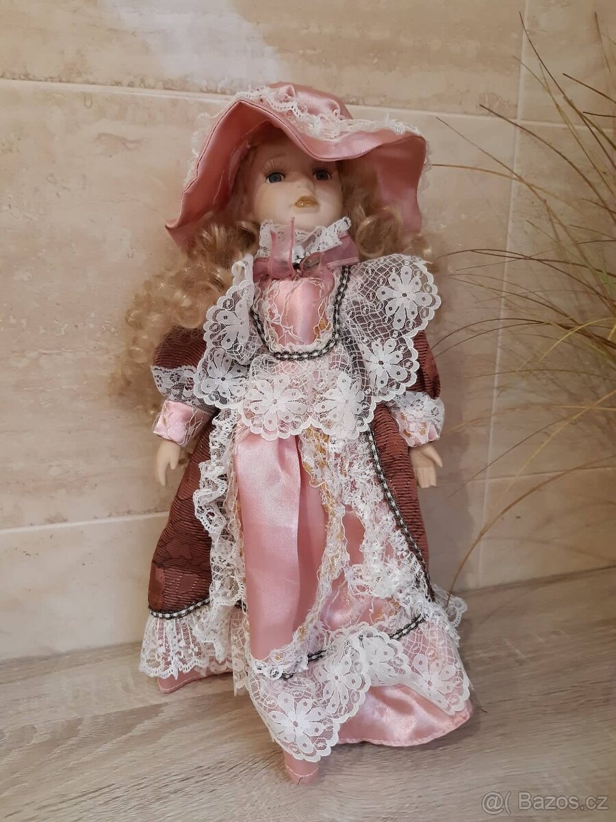 Panenka s keramickou hlavičkou