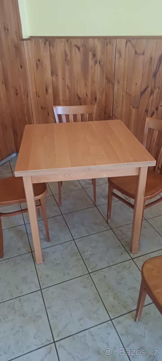 Jidelni stůl