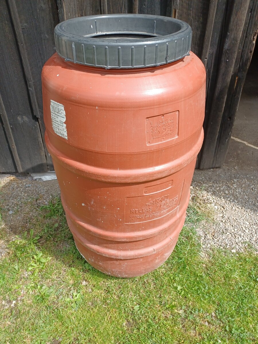 Plastový sud, snad 230 litrů