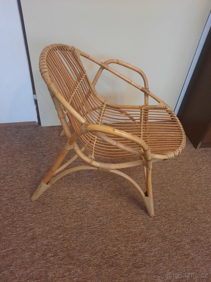 Křesílko z přírodního materiálu (asi bambus)