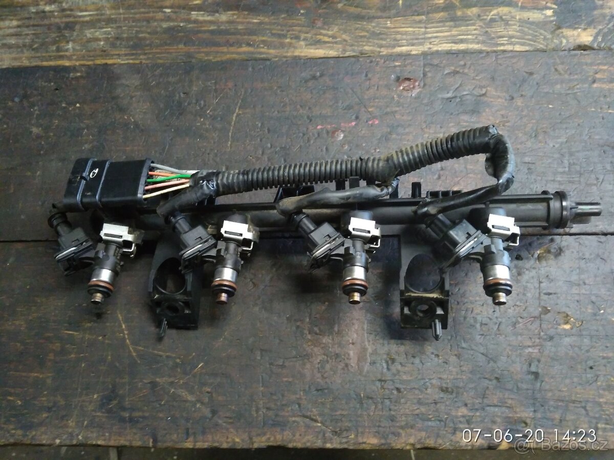 Renault kango 1.2i16V vstřikovací lišta 8200367230