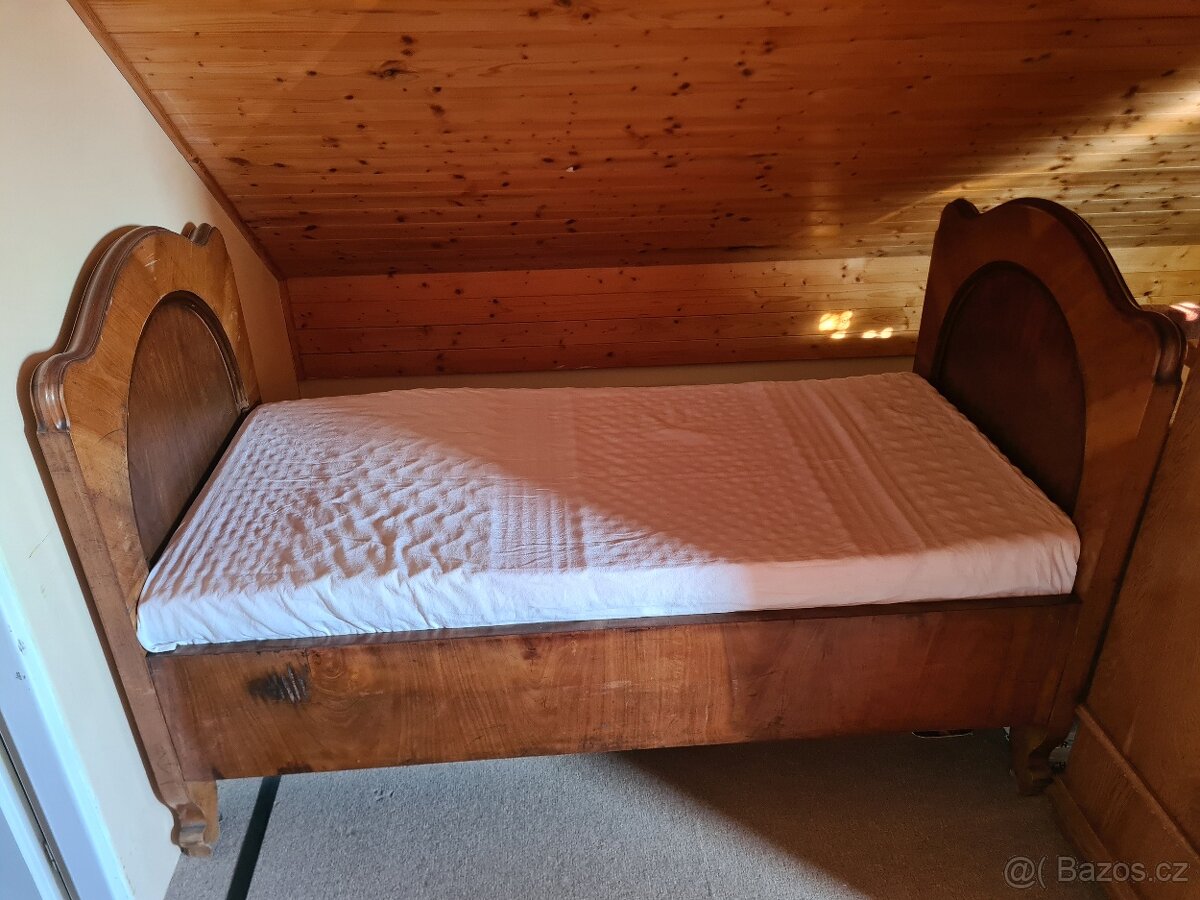 Selská stará postel