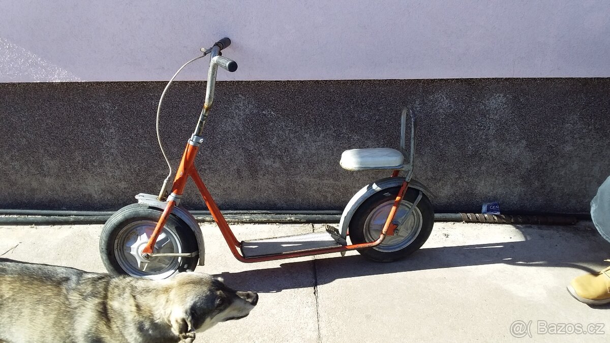 Koloběžka se sedátkem