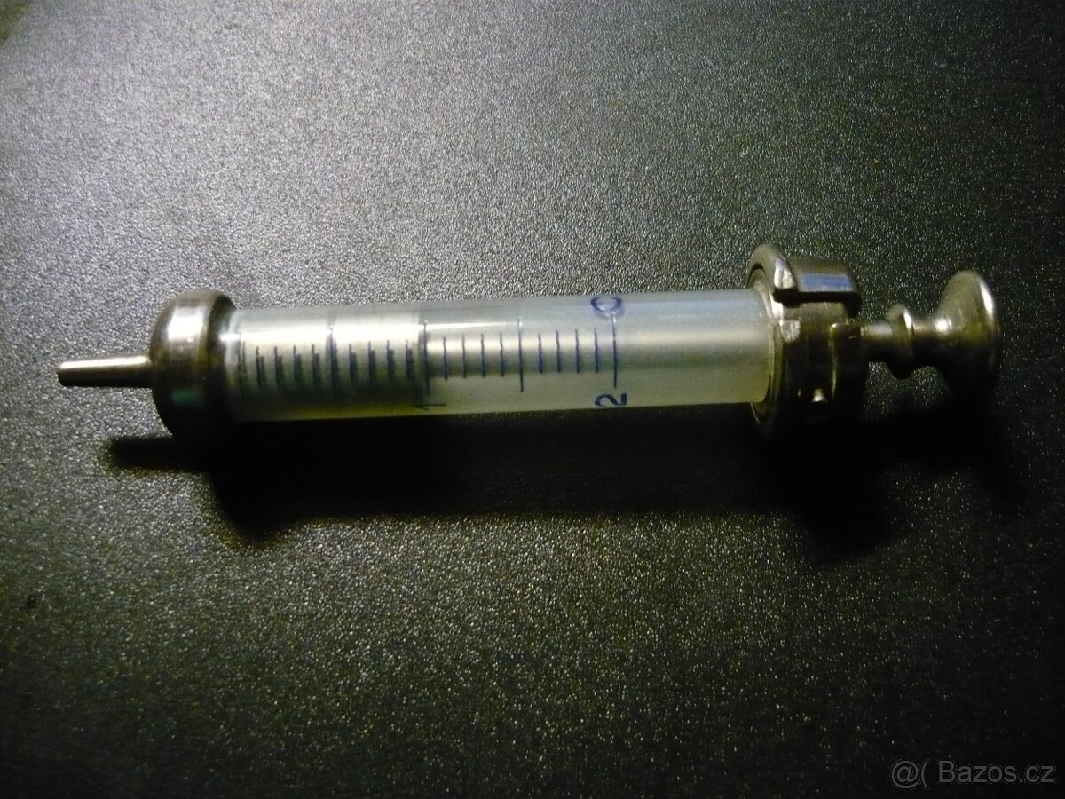 Stará skleněná stříkačka