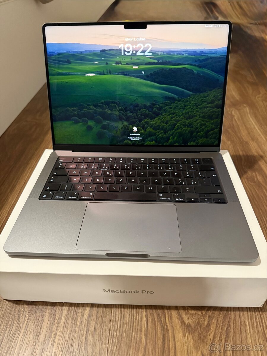 MacBook Pro 14,2", Apple M3, 6 cyklů