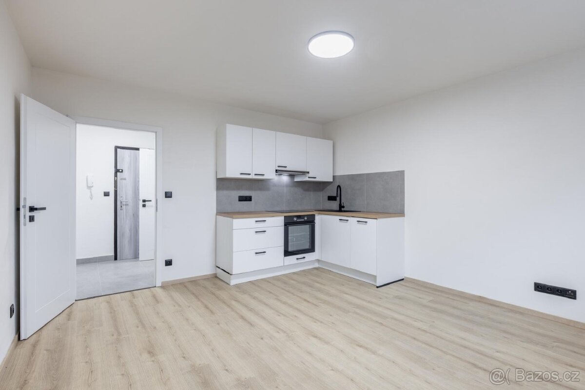 Byt 2+kk s rozšířenou lodžií a klimatizací, 39m²