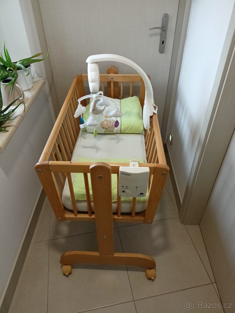 Věci po dětech - kolébka, postýlka, vaničky, aj.