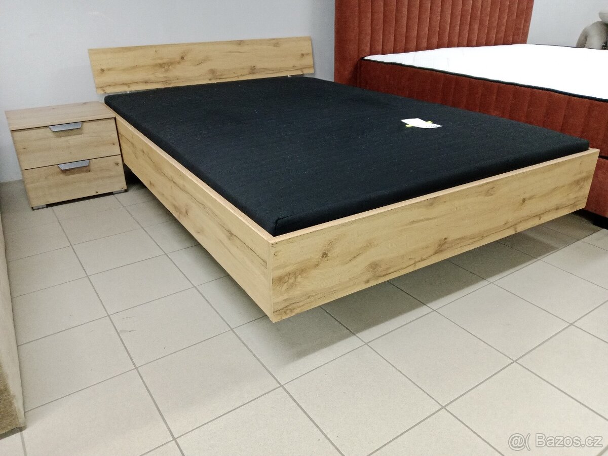Postel s nočním stolkem 140x200cm.