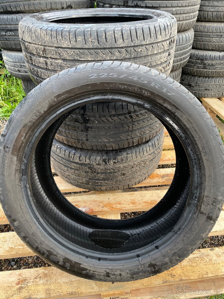 225/45R17
