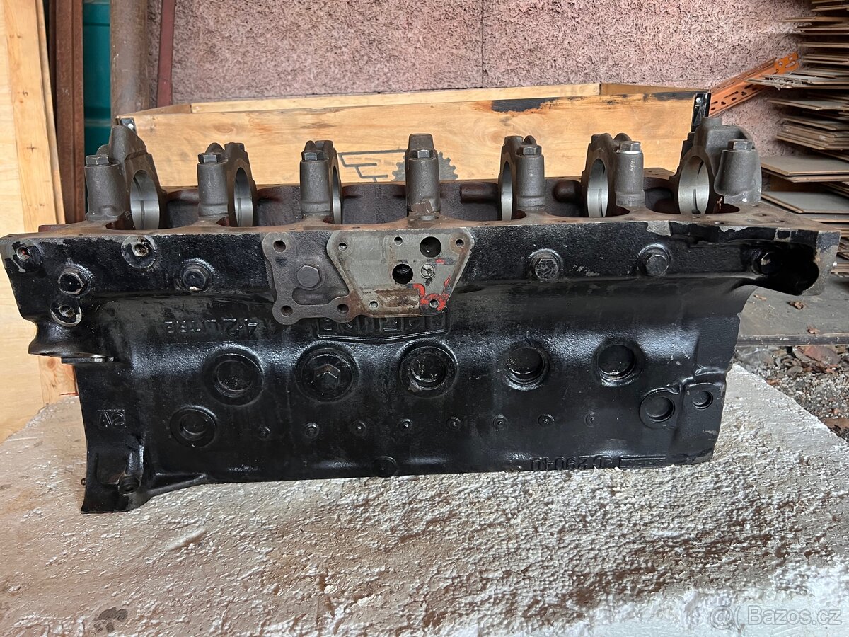Jaguar e-type hlava motoru