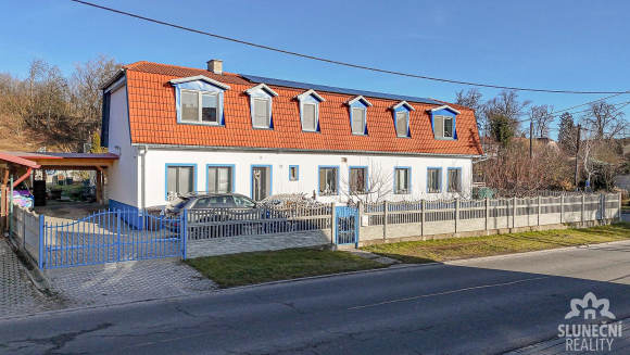 Dvougenerační rodinný dům se zahradou, zimní zahradou a foto