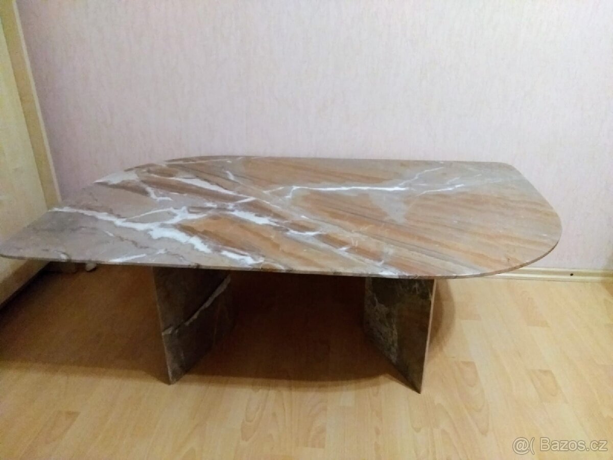 Stůl z mramoru