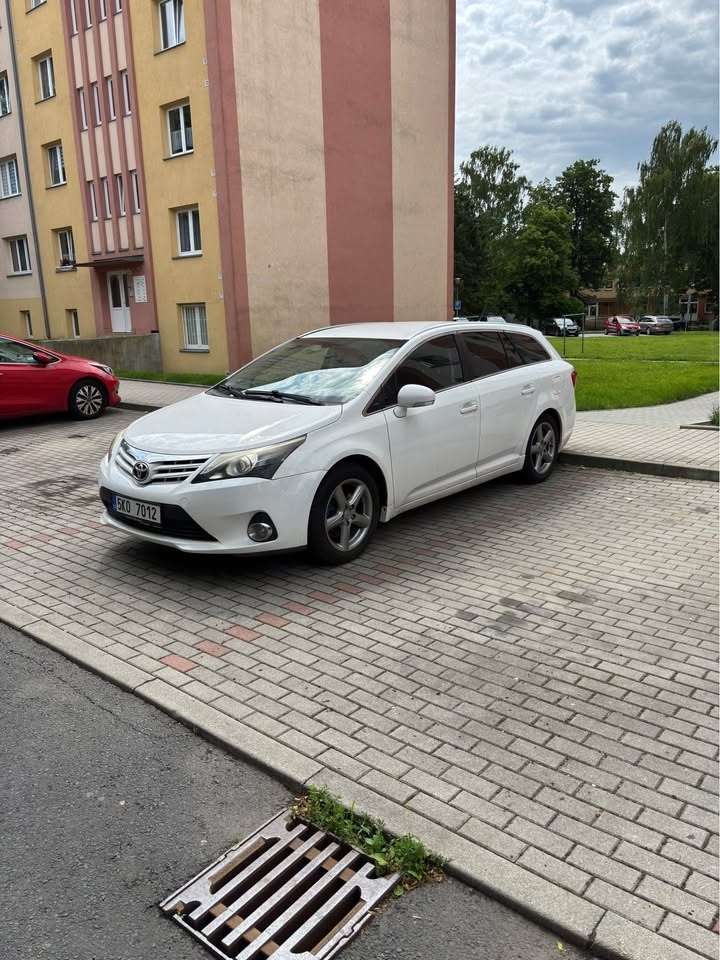 Toyota Avensis 2.2 D4D 110 kW 2012 NEPOJÍZDNÁ
