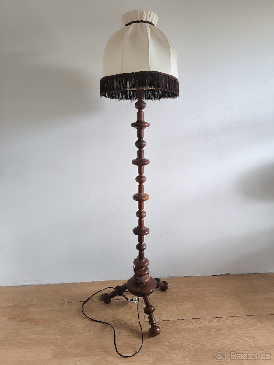Stojací pokojová lampa
