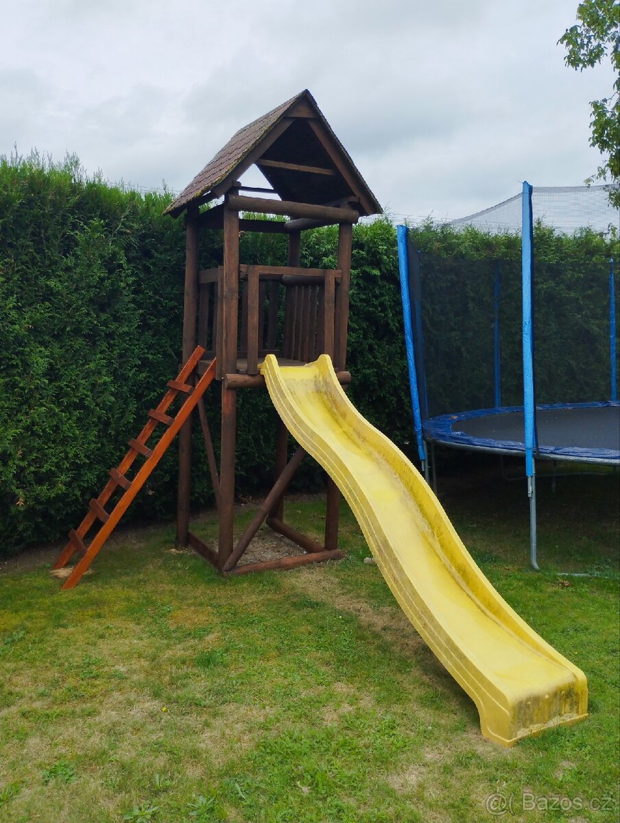 Dětský domeček se skluzavkou