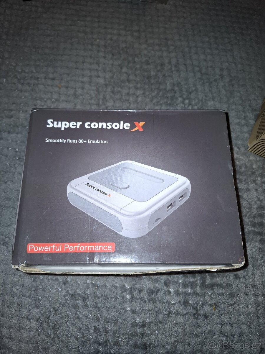 Nová konzole Super X, dva ovladače a spousta retro her.