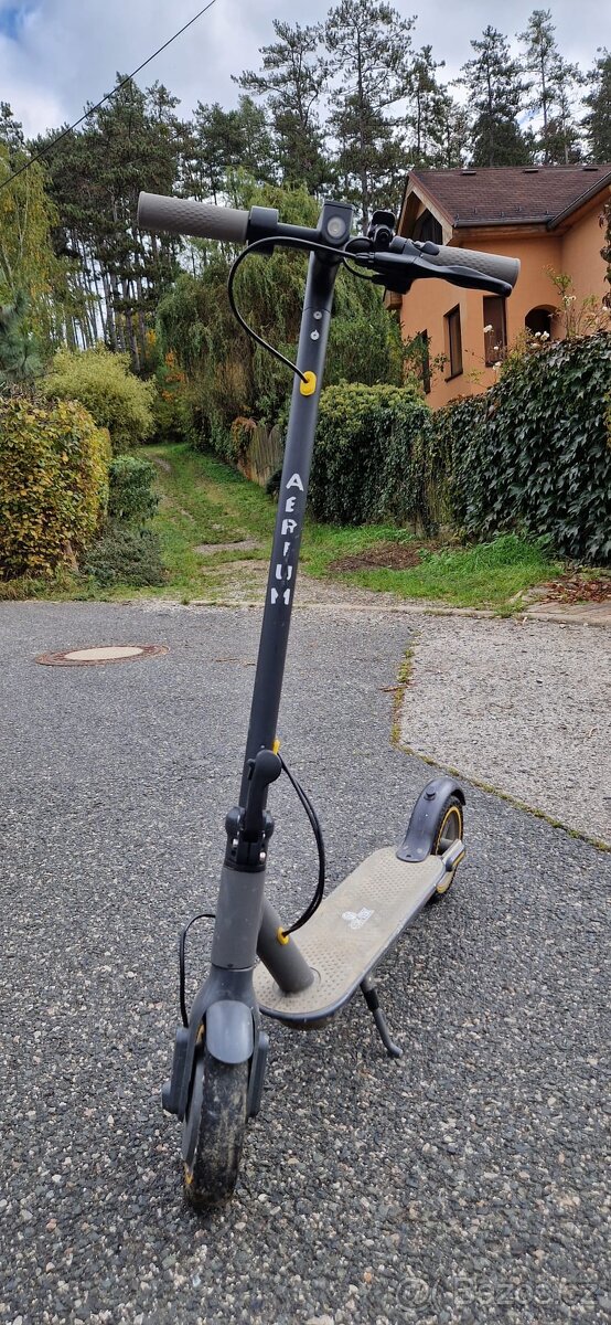 Elektrická koloběžka - Aerium T350 Pro černá