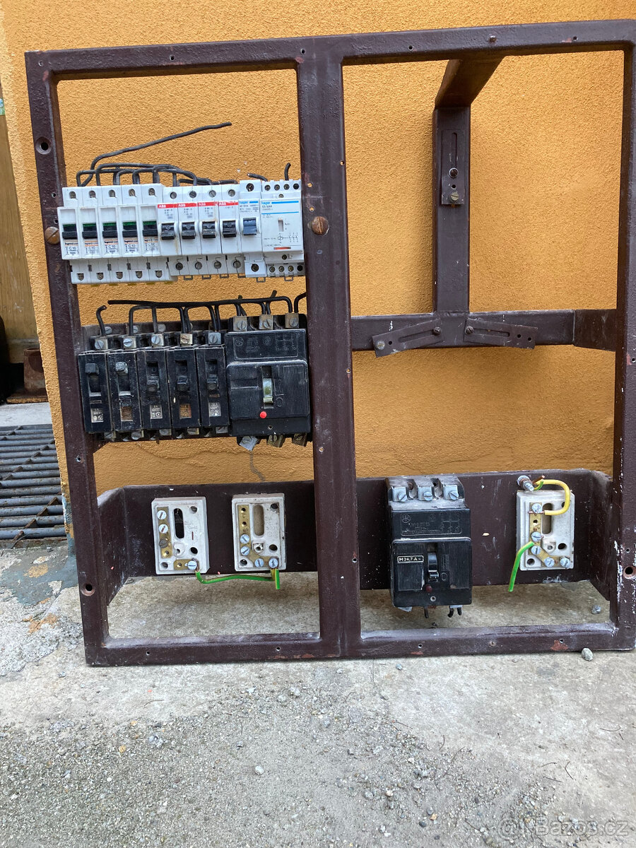 Elektrický rozvaděč, jističe, elektroinstalace za 500 kč