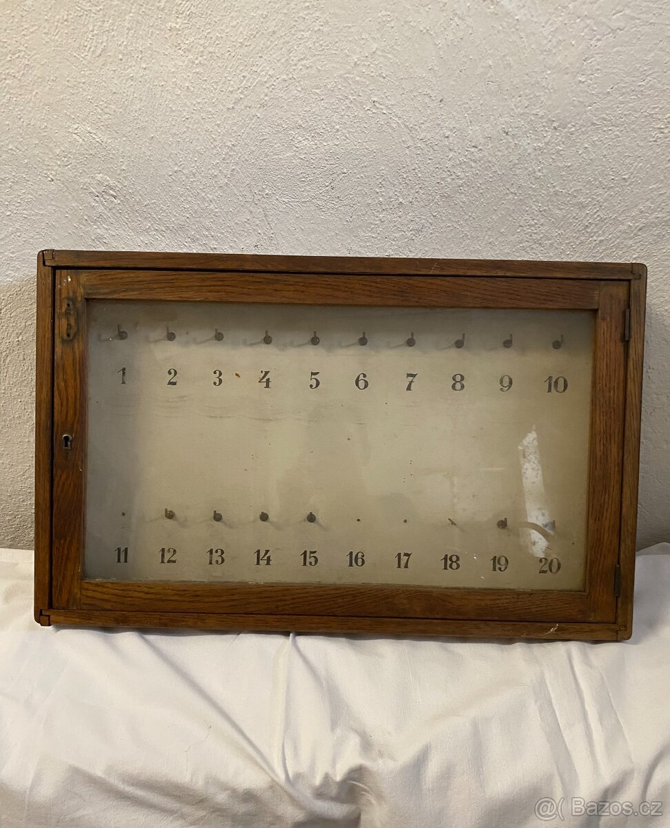 Stará skříňka na klíče