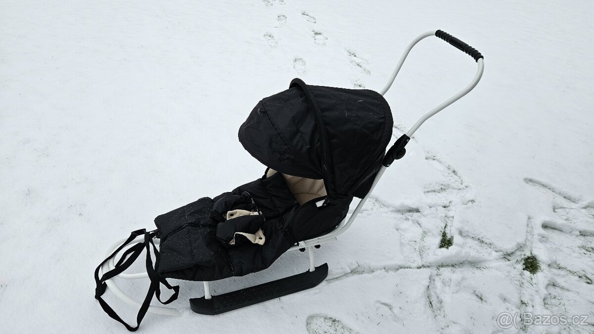 Kovové sáňky s madlem - kočárek