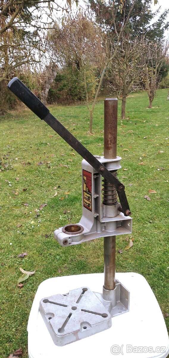 Univerzální stojan na vrtačku, vrtačka