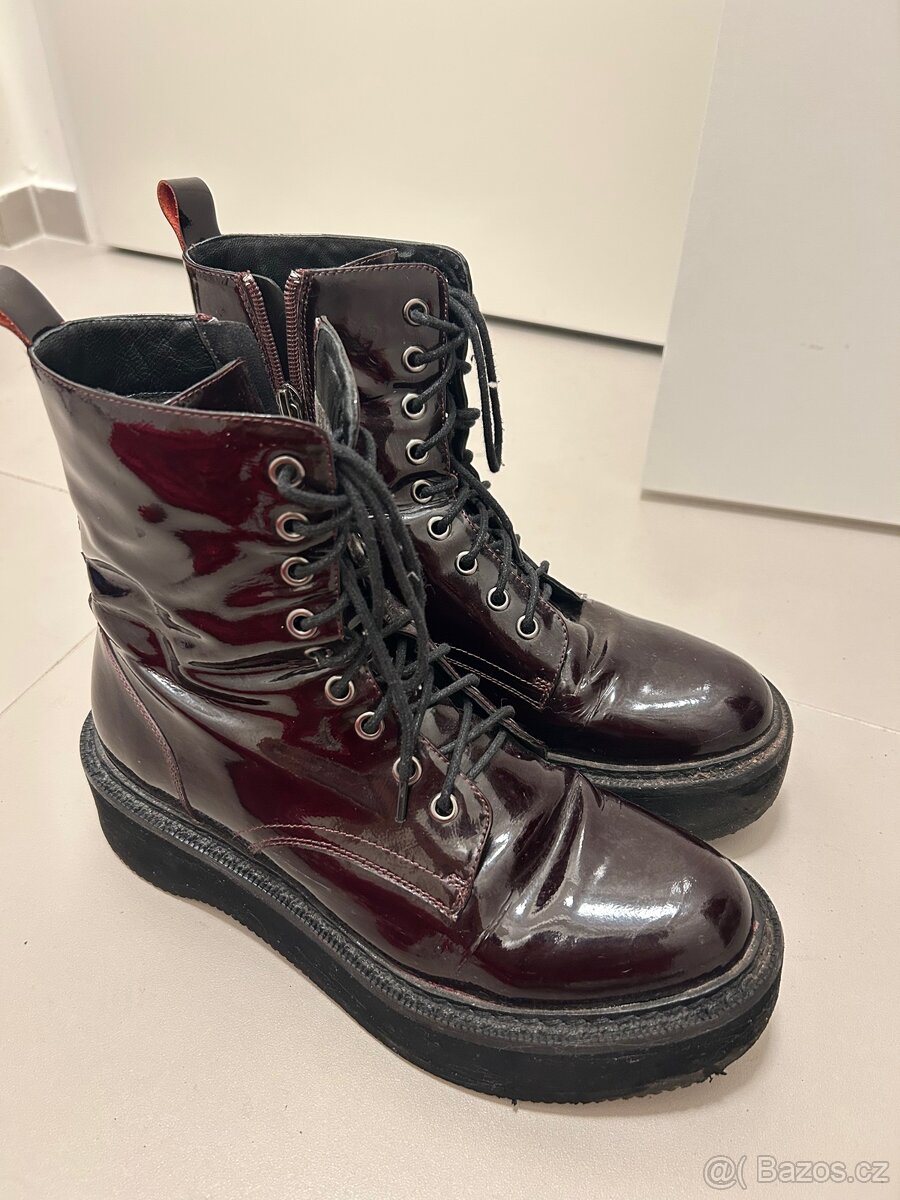 Stylové kožené boty ve vínové barvě
