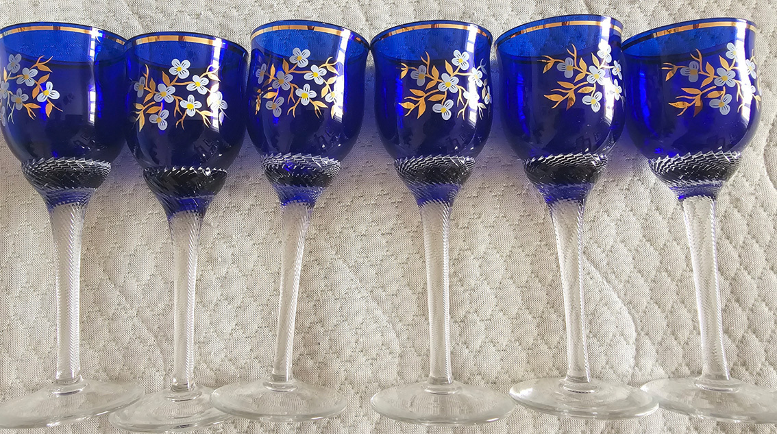 modré, malované skleničky