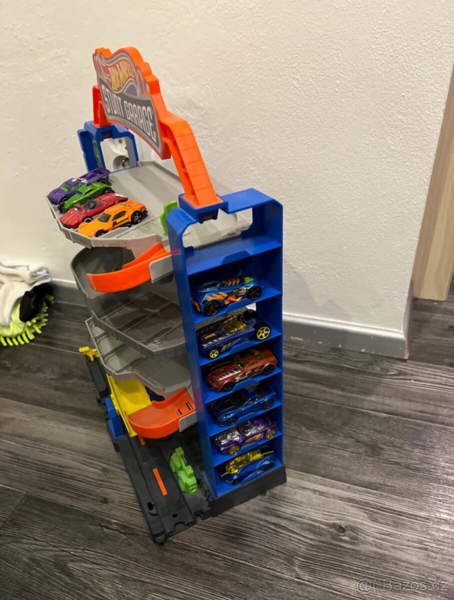 Garáž s výtahem Hot Wheels