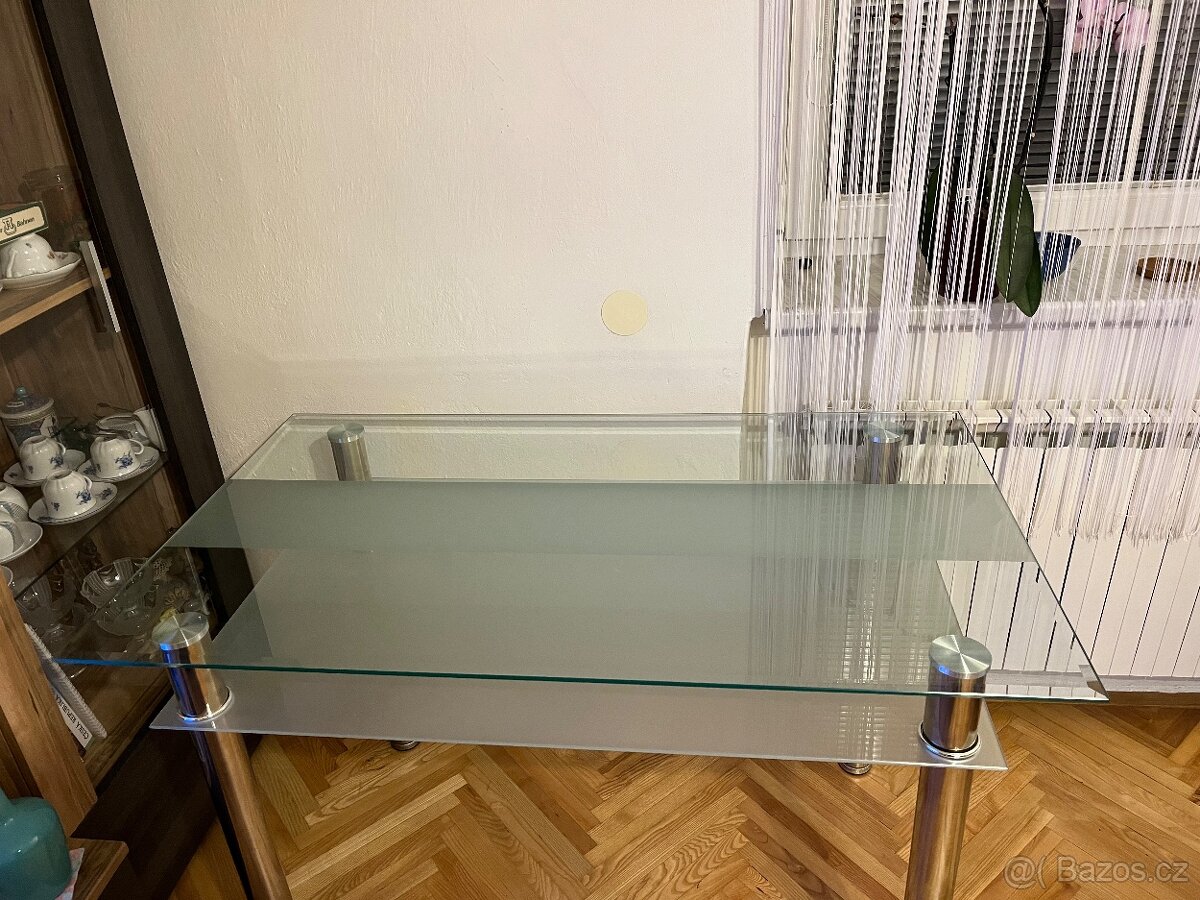 Skleněný jídelní stůl