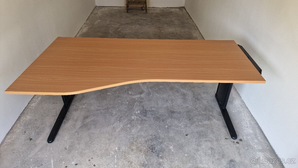 Výškově stavitelný kancelářský stůl