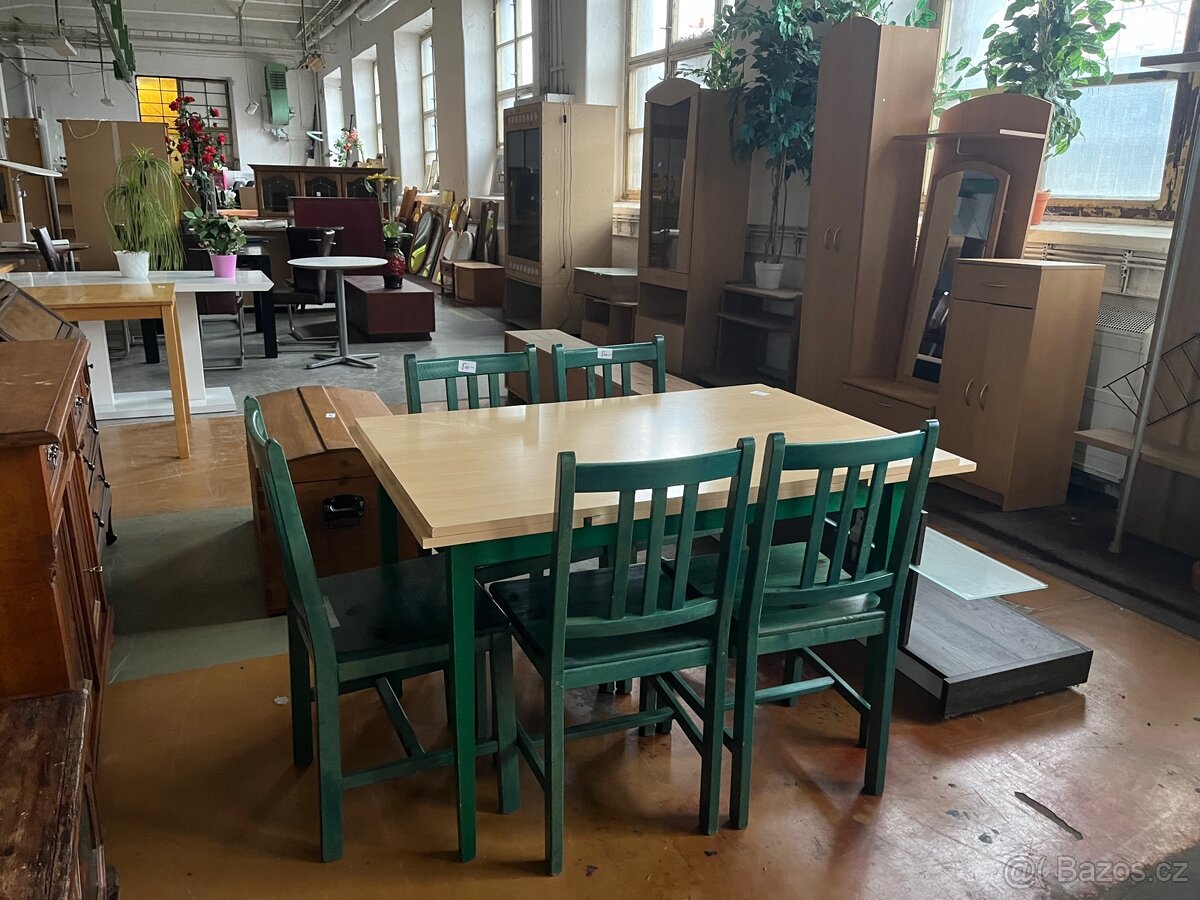 Jídelní stůl se židlemi