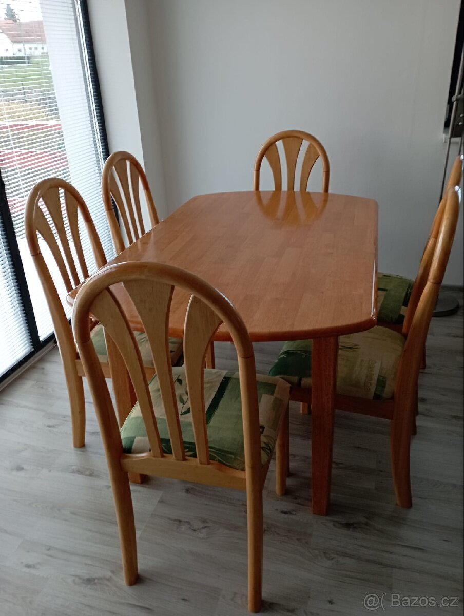 Masivní jídelní stůl s židlemi