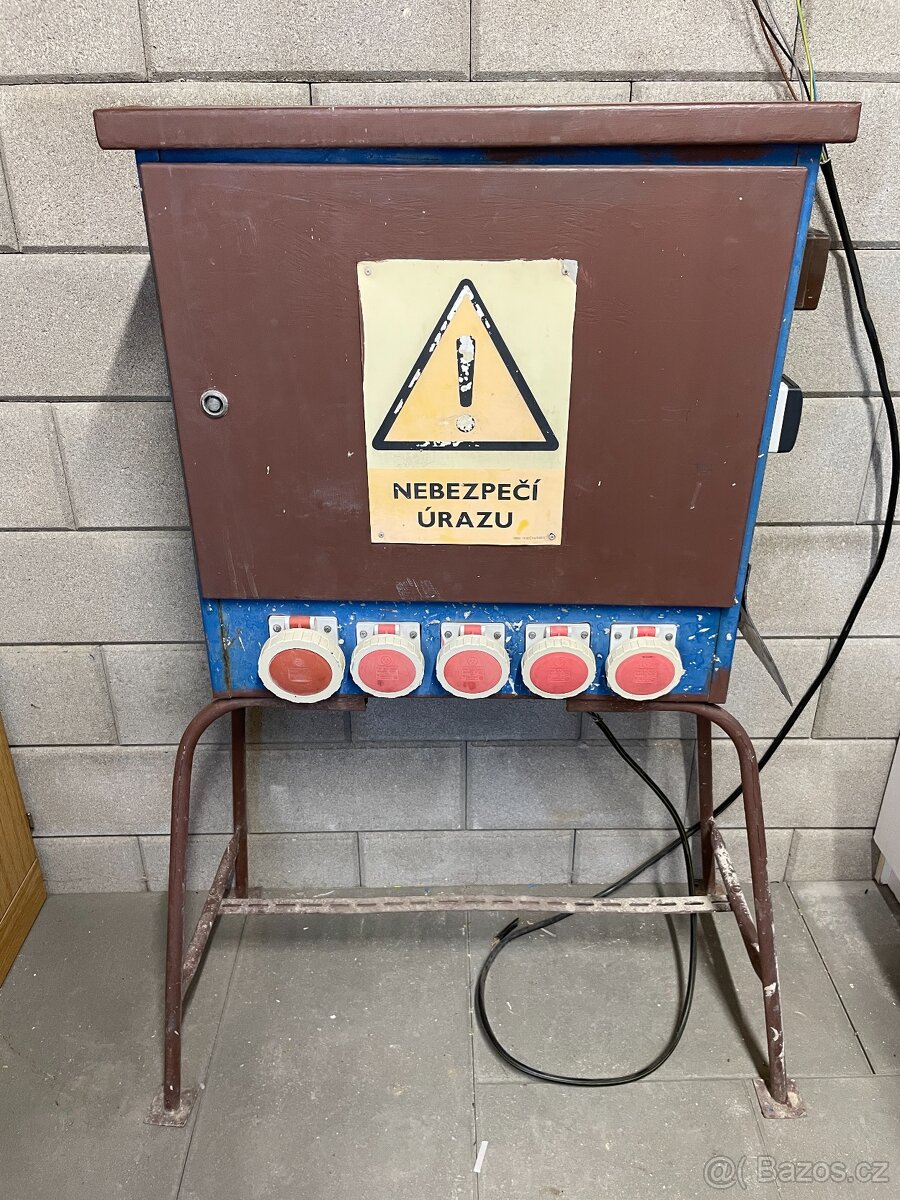 Stavební rozvaděč s elektroměrem a proudovým chráničem