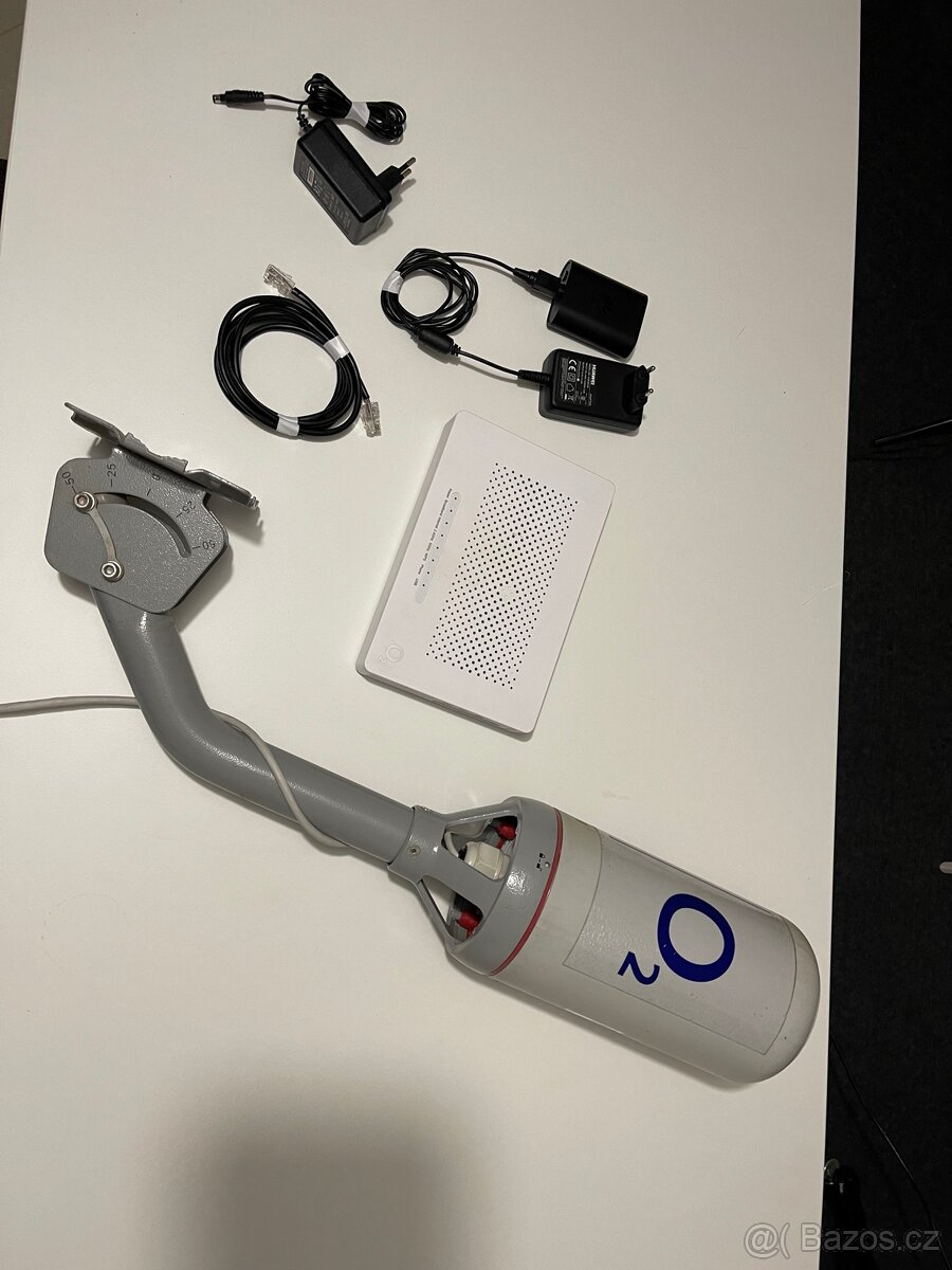 Anténa a router zařízení pro internetové připojení a TV