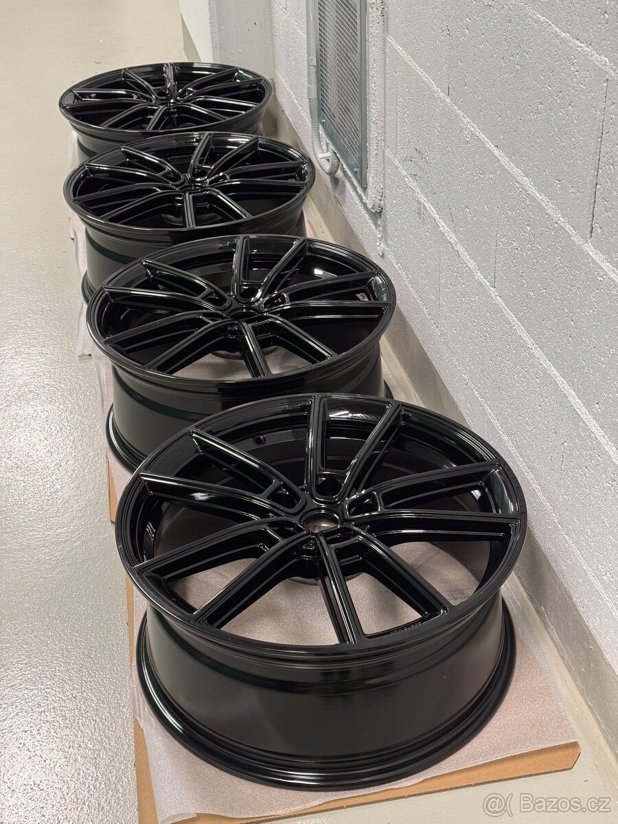 R3 Wheels R03H04 8x19” (nová)