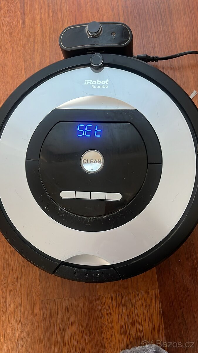 iRobot roboticky vysavac Roomba, nova baterie, mnoho dilu