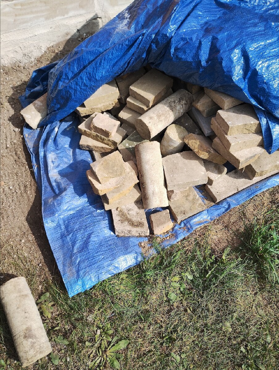 Pískovec obložení soklu okolo obvodu Domu