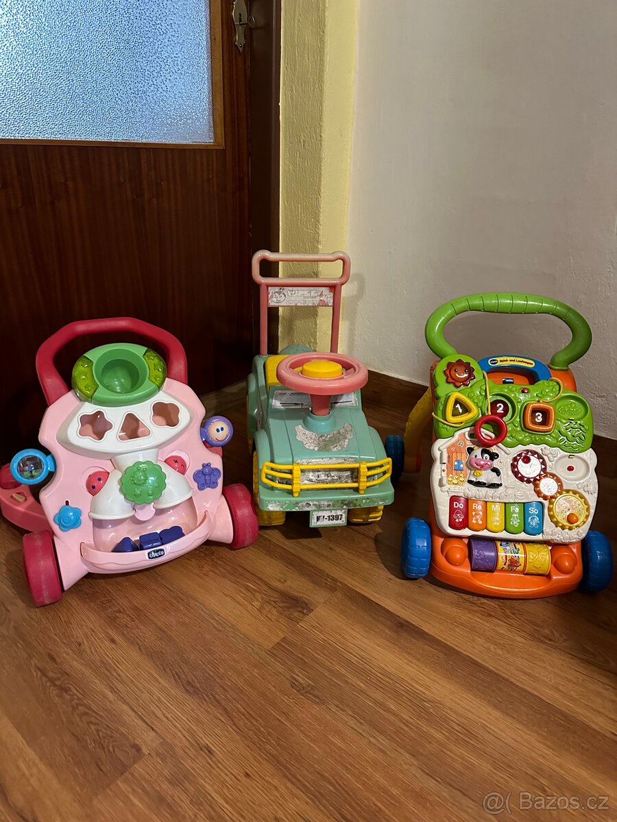 Dětské chodítka a auto