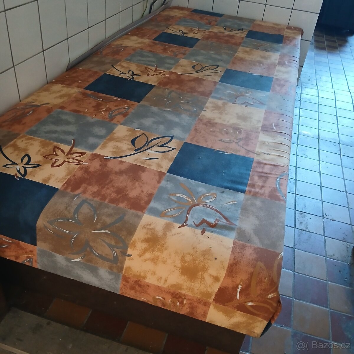 Postel s úložným prostorem